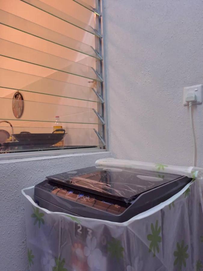 Impiana Homestay Near Putrajaya, Cyberjaya, Musliem Only,Wifi,Netflix Kampung Dengkil Exterior foto